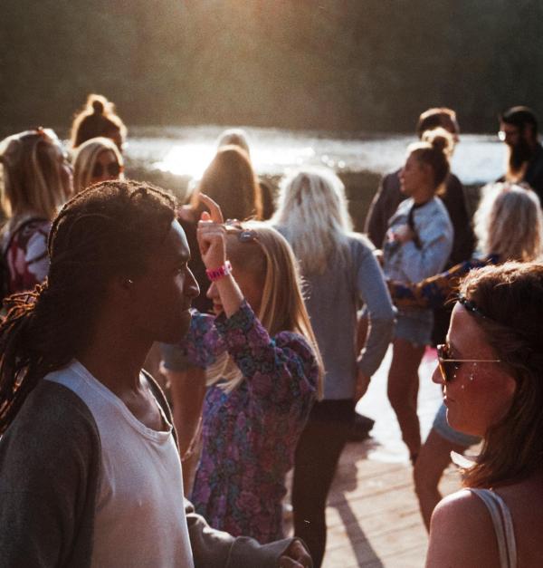 jongeren op een festival